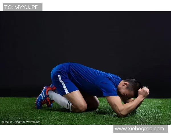 足球员在比赛中因体力透支呕吐引发关注运动员健康问题的讨论